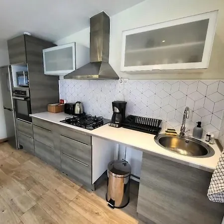 Maisonnette Independante 48m2 , Parking Prive Hébergement de vacances *